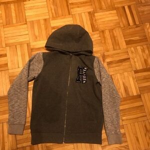 5/15$ Kiabi Kids Hoodie with Green and Gray Design​​